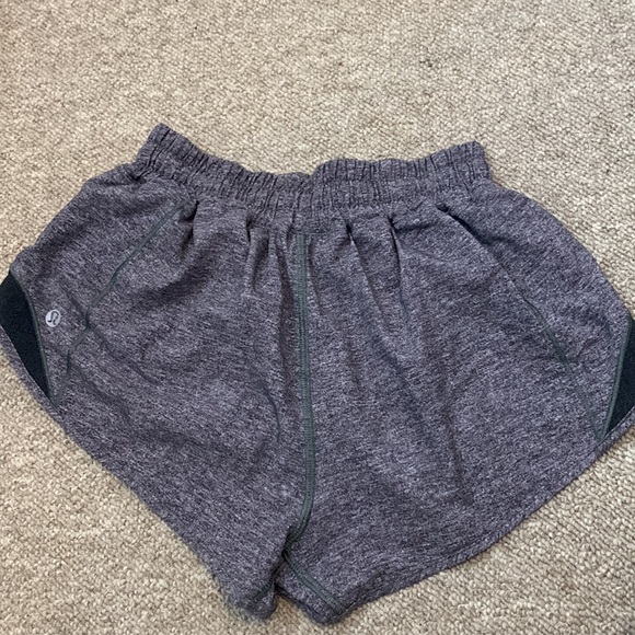 Lululemon Hotty Hot Low-Rise Lined Short 2.5” - Picture 2 of 6
